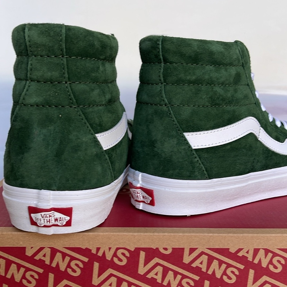 Vans Men’s Sk8-Hi
Pig Suede Douglas Fir
VN0007NSBXU
Sneakers - Picture 14 of 16